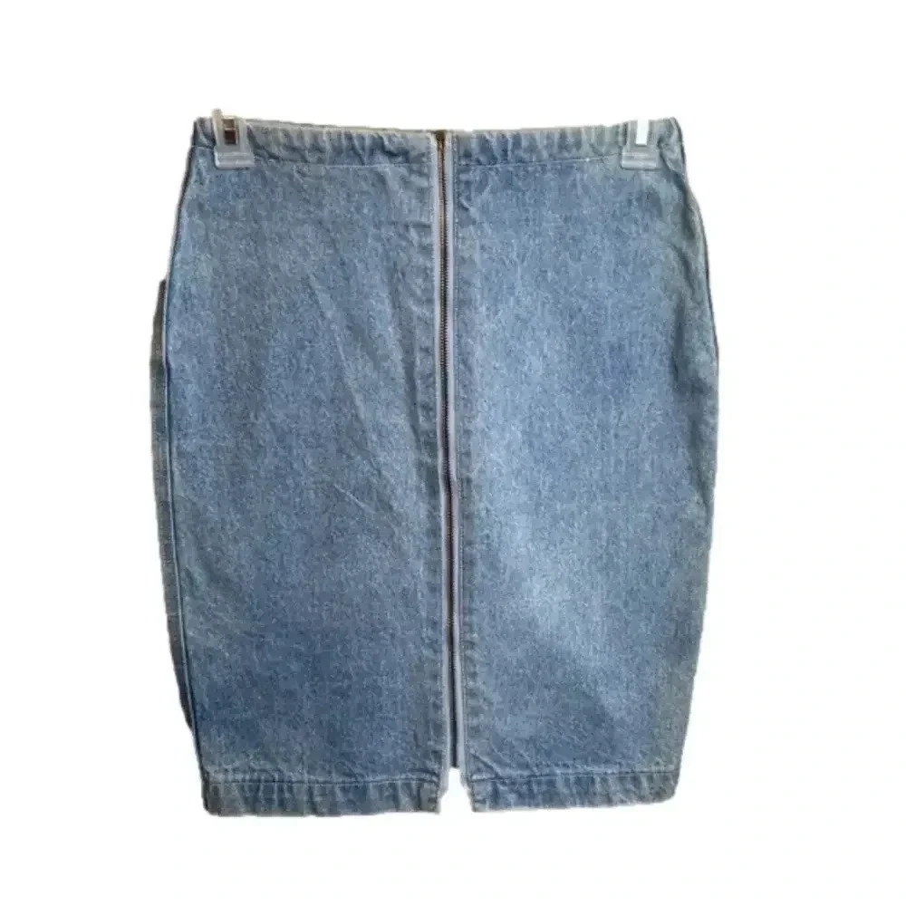 Vintage 80’s‎ Sierra West denim skirt with zipper in front. 
Size:11